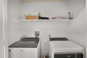 Luxurious 4 Bedroom Townhome Close to DC Metro Area - Image 2