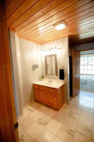 5BR Lakefront Home on Lake Louisa: Sauna, Screen Porch, Patio, Fireplace - Image 2