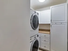 Laundry in unit, Artist Space, Central Location - Image 4
