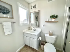 Gorgeous 5 bed, 4.5 bath just houses to the beach, sleeps 12! Amazing location! - Image 3