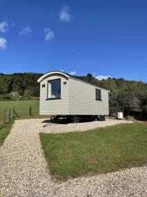 Delightful Shepherd's Hut with Log Burner and Outside Bath - Image 4