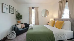 3 Blocks from Beach house 1 BDRM full bath 4 min to downtown,sleeps 4 - Image 5