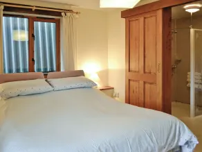 2 bedroom accommodation in Great Torrington - Image 3