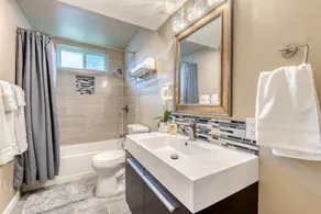 Chic & Spacious 5 BR Stylish House! Prime Location, Free Parking, Fast Wi-fi - Image 4