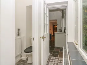 DOLPHIN HOUSE, pet friendly, character holiday cottage in Burford - Image 3