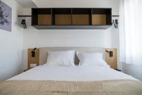 This suite offers a bedroom with a double bed and a sleeping corner with a bunk bed. - Image 3