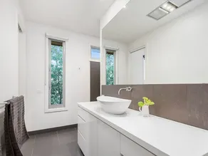 Coastal Beach House Elegance with Stunning Views - Image 3