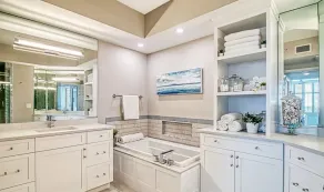 Luxury Condo with stunning water views - Image 3