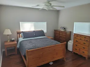 Beautiful remodeled house  a short walk to lake with shared pier. - Image 4