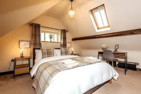The Stocks Barn, renovated 1750’s barn in picturesque Lincolnshire cliff village - Image 3