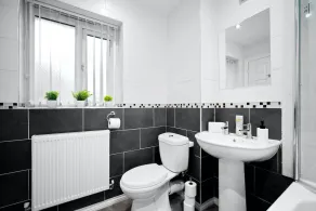House - Sleeps 6, Garden & Free Parking - Image 4