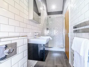 2 bedroom accommodation in Carlton - Image 4