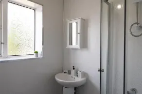 2-bedroom- Stoke-on-Trent-Sleeps 5-PetsOk - Image 2