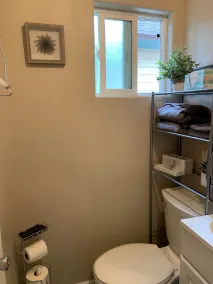 Newly redone studio w/outdoor lawn & eating space - Image 2
