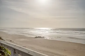 Das Haus am Meer auf einer Klippe verfügt über eine Gourmetküche und zusätzlichen Wohnraum auf der unteren Ebene! - Image 4