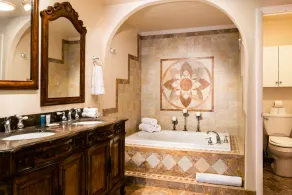 Charming 2 bedroom 2 bathroom home with jetted tub! - Image 2