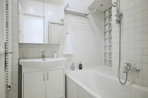 Unique and central apartment in a quiet side street - Image 2