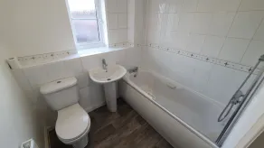 Lovely 3 Bedroom House Manchester - Image 3