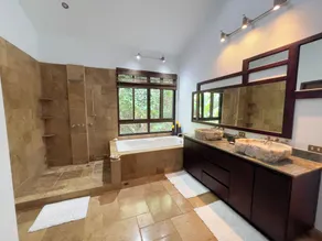 Beautiful Jungle Villa with monkeys, five minutes from surfing and restaurants - Image 4