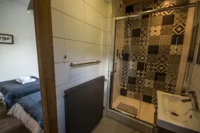 Chalet indépendant, à 350 m du centre de Samoëns, 5 chambres, spa, billard - Image 4