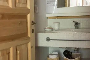 Villa unique entourée de bois avec piscine - Image 3