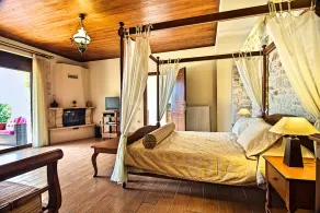 Traditional Holiday Villa with Panoramic View - Image 5