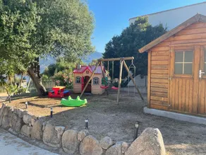 Rolig, solrig stueetagen møbleret lejlighed med udsigt til haven og havet - Image 2