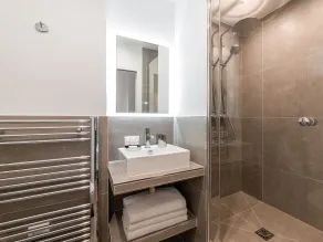 LivinParis | Luxurious 2 Bedroom Opera VI - Image 2