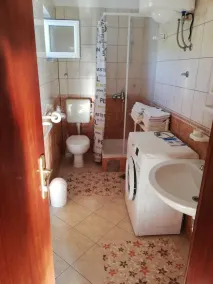 2-Zimmer-Ferienwohnung am Strand Bucht Pokrivenik, Hvar (A-8673-a) - Image 2