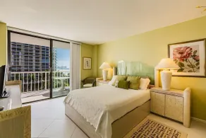 Ideal beachfront condo with pool and two balconies - Image 4