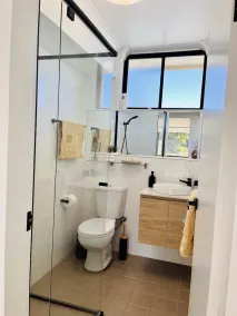 Mesmerising Shoal - Top floor Apartment opposite Shoal Bay beach - Image 2