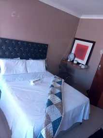 Home away from home close to shopping centre - Image 3