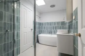 Elegant 3-bed Townhouse in Leafy Kensington - Image 3