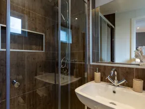 Moderno Lodge situado en un entorno relajante con instalaciones de ocio y WiFi gratuito - Image 2