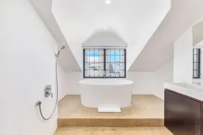 Spacious Modern Home in iconic Green Point - Image 4