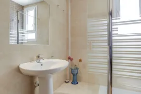 Maison moderne près de la plage avec piscine, terrasse sur le toit, Wi-Fi et climatisation - Image 4