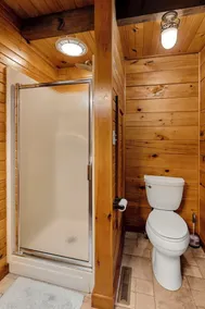 Log Cabin with living room fireplace and hot tub - Image 4
