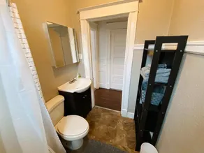 Comfortable 1BR Apartment - Laundry & Backyard - Image 5