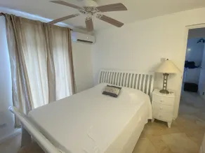 Roomy Lower 3 Bedroom West Coast Property with Pool - Image 4
