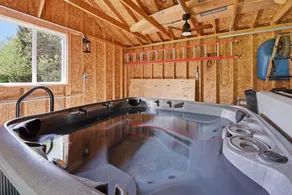 5 King Beds, Hot Tub, Sleeps 10 - Pet Friendly & Close to Clinic - Image 3