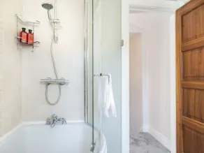 Amazing 2BR Townhouse in Fab District - Queens Uni - Pass the Keys - Image 5