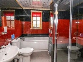 Alpaca-6 berth, dog friendly cabin with hot tub - Image 2