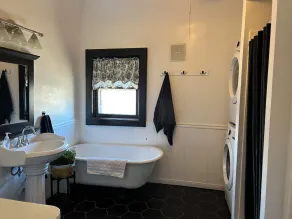 Easy access elegance, minutes from 95, colleges, Gillette and Providence. - Image 4