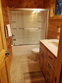 Grizzly Inn, a cozy, pet friendly Beech Mountain cabin - Image 5
