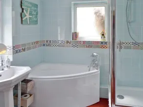 3 bedroom accommodation in Brightlingsea - Image 2