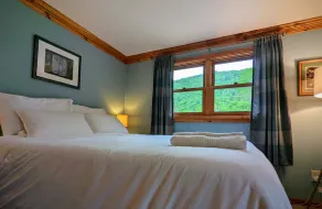 Your Sunny Bungalow Awaits! - Image 5