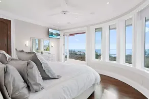 Beautiful home with spectacular views of the ocean. - Image 3