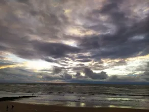 Ocean side, the beach on foot - Image 3