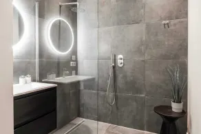 Este apartamento no rés do chão tem 65 m2 de espaço com um piso em espinha. - Image 3