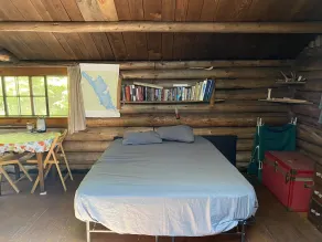 Gehen Sie zu dieser einsamen Hütte am See in Downeast Maine - Image 5